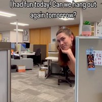 Dalam video yang diunggah di TikTok dan Instagram, wanita 24 tahun itu membagikan potretnya saat siap-siap bekerja. Hazel menyingkirkan sementara baju renangnya untuk mengerjakan spreadsheet di komputer.Semua orang di kantor sangat mendukungku dan karier renangku, banyak (rekan kerja) bilang keren bisa bekerja dengan atlet Olimpiade.Foto: TikTok Hazel Ouwehand