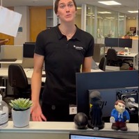 Rekan dan temanku pikir itu keren. Aku juga tidak merasa diperlakukan berbeda dari yang lain. Kami semua merayakan satu sama lain untuk hal-hal yang kita capai di luar pekerjaan, ujarnya kepada Whats the Jam. Foto: TikTok Hazel Ouwehand