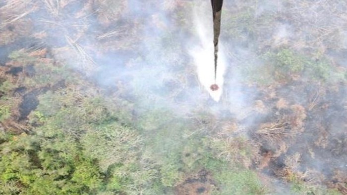 Helikopter water bombing saat memadamkan karhutla di Sumsel