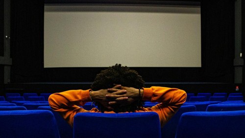 Ilustrasi menonton bioskop