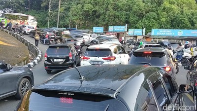 Potret Macet Horor di Jalur Puncak