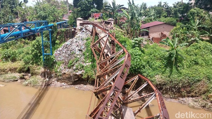 Jembatan di Jalan Brigjen Katamso, Medan ambruk. (Finta Rahyuni/detikSumut)