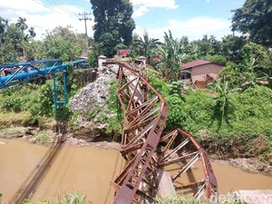 Jembatan Penyeberangan Anak Sekolah di Medan Ambruk