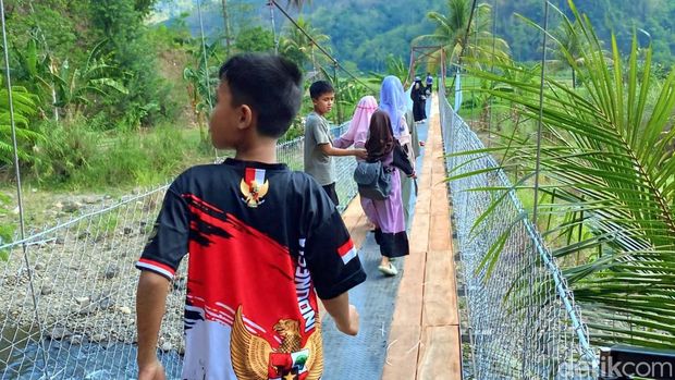 Jembatan Sungai Cidadap, Kabupaten Sukabumi.