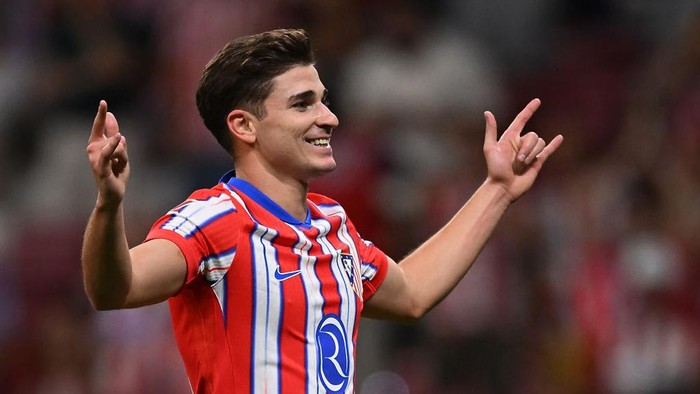 MADRID, SPAIN - SEPTEMBER 15: Julian Alvarez of Atletico Madrid celebrates scoring Atleticos third goal during the LaLiga match between Atletico de Madrid and Valencia CF  at Estadio Civitas Metropolitano on September 15, 2024 in Madrid, Spain. (Photo by Denis Doyle/Getty Images)