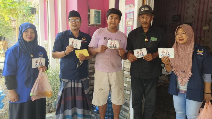Kader NasDem melakukan blusukan dari rumah ke rumah di Desa Karangsekar, Kecamatan Kaliori