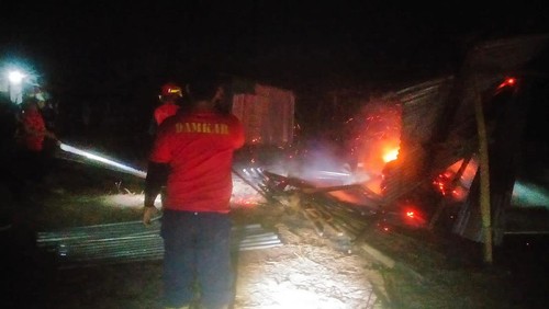Kandang ternak milik warga di Desa Tulamben, Kubu, Karangasem, Bali, ludes terbakar pada Senin (16/9/2024) malam. (Foto: Istimewa)