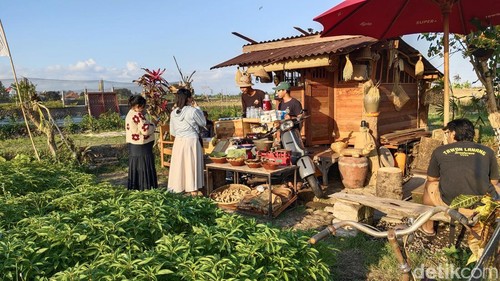 Kedai kopi Abian Carik di tengah sawah Subak Tegan, Desa Kapal, Kecamatan Mengwi, Badung, Bali. (Foto: Agus Eka/detikBali)