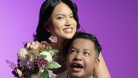 Menurut sang istri, Ditha, resepsi terakhir ini ditujukan untuk teman-teman dekatnya. Meskipun Dustin sempat sedih karena dua orang terdekat, seperti Raffi Ahmad dan Irfan Hakim tidak bisa hadir. Foto: Instagram @jhonsss24 / @__ditam