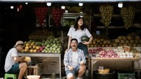 Sebelum menikah, komedian Indonesia itu membagikan foto-foto pre-weddingnya yang unik. Bukan di tempat-tempat estetik, melainkan di pasar buah seperti ini. Foto: Instagram @jhonsss24 / @__ditam