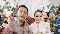 Pria 32 tahun itu juga sempat memamerkan makanan yang ia dan istri siapkan ketika acara lamaran. Makanan itu berupa tumpeng mini yang menurutnya rasanya nikmat. Foto: Instagram @jhonsss24 / @__ditam