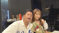 Ketika masih pacaran dengan istrinya, pengisi acara televisi ‘Malam Malam ‘ itu juga sering terlihat menghabiskan momen makan berdua. Seperti ini ketika istrinya berulang tahun, mereka merayakan di sebuah restoran. Foto: Instagram @jhonsss24 / @__ditam