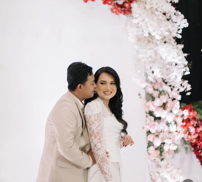 Keseruan Dustin Tiffani Pre-Wedding di Pasar hingga Makan Es Krim