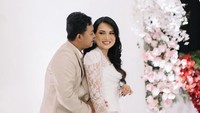 Dustin Tiffani dan sang istri baru saja menyelesaikan rangkaian acara resepsi pernikahannya yang keempat. Acara ini berlangsung di Grand Ballroom Royal Kuningan, Jakarta. Foto: Instagram @jhonsss24 / @__ditam