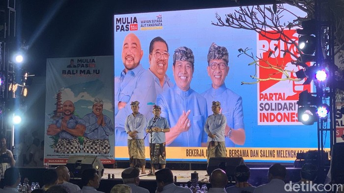 Ketua DPC Gerindra Badung I Wayan Disel Astawa berpidato dalam acara deklarasi dan pengukuhan tim pemenangan Mulia-PAS di Kuta Selatan, Badung, Senin (16/9/2024). (Foto: Rizki Setyo Samudero/detikBali)