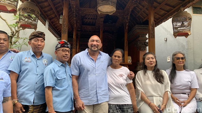 Ketua DPC Partai Gerindra Badung sekaligus Ketua Tim Pemenangan Suyadinata, I Wayan Disel Astawa (kiri), dan Ketua DPD Partai Gerindra Bali sekaligus bakal calon gubernur Bali, Made Muliawan Arya alias De Gadjah (tengah), di Badung, Senin (16/9/2024). (Rizki Setyo Samudero/detikBali)