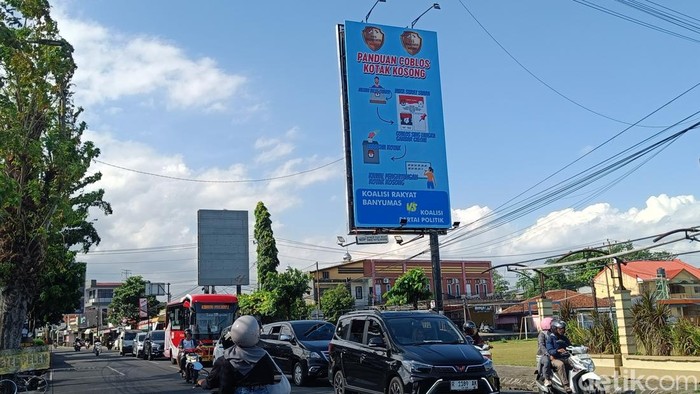 Baliho ajakan untuk mencoblos kotak kosong terpasang di beberapa titik di wilayah Purwokerto kota, Kabupaten Banyumas, Senin (16/9/2024).
