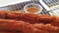 Kalau mau coba yang kekinian bisa cicip Cakwe Nyinyir, Meruya. Mereka punya cakwe dengan topping mayo atau cheese. Harganya kisaran 10.000 saja. Foto : Instagram Shop / pool