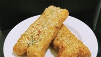 Di Krekot, Jakarta Pusat juga ada penjual cakwe legendaris, namanya Cakwe Bok Cui Tung’s. Cakwe di sini terkenal punya saus cuka yang yang pedas enak. Cakwe premium ini dibanderol seharga Rp 13.000. Foto : Instagram