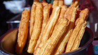 Cakwe Cikajang di Kebayoran Baru juga jadi favorit banyak orang. Rasanya gurih, teksturnya renyah tapi empuk. Harganya hanya Rp 2.500 per buah. Foto : iilustrasi iStock