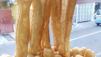 Cakwe yang renyah gurih dan ukurannya cukup besar bisa ditemui di Cakwe Hoki 99. Cakwenya dilengkapi dengan saus pedas manis yang lezat. Harganya Rp 3.000 per buah. Foto : Google Review / Desma Cintya
