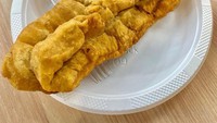Jika ingin puas makan cakwe, bisa cicip di Cakwe Master yang punya ukuran jumbo. Adonannya agak kenyal dan punya cocolan saus kacang yang manis gurih. Foto : pergikuliner.con / Andrika Nadia