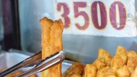 Menyusuri Gang Gloria, kamu bisa menemukan penjual cakwe enak. Ukurannya besar dan enak disantap dengan saus pedas, asam, dan manis. Harganya Rp 3.500 saja. Foto : @ommakanom