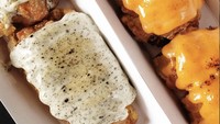 Tampil berbeda dari yang lain, cakwe dari Forbidden Cakwe ini hadir dengan variasi saus kekinian, seperti melted cheese, mayonnaise, hingga saus padang. Ada juga cakwe isian daging ayam dan udang. Foto : Instagram @forbiddencakwe_id