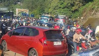 Kemacetan yang terjadi di Jalur Puncak ini ternyata berlanjut hingga Senin (16/9). Total kemacetan sampai 24 jam lebih hingga dikabarkan 1 wisatawan tewas. Ikbal Selamet/detikJabar