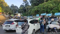 Momen libur panjang yang dinantikan dan seharusnya membawa kebahagiaan, namun justru membawa rasa lelah. Kemacetan di Jalur Puncak, CIanjur, Jawa Barat, Minggu (15/9) menjadi ‘horor’ karena para pengendara terjebak macet hingga belasan jam. Ikbal Selamet/detikJabar