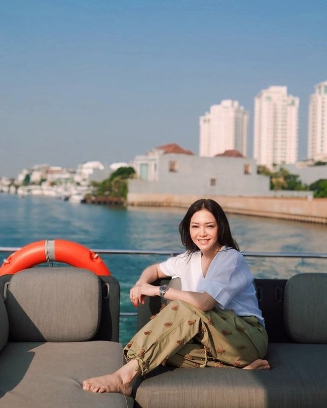 Wanita 48 tahun itu tampak begitu menikmati liburannya bersama sang suami. Liburan mewah, tak hanya menaiki mobil sport, Maia juga naik yacht bersama suaminya. Foto: Instagram/@maiaestiantyreal