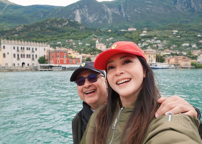 Selama di sana keduanya tampak mengunjungi beberapa tempat, seperti Malcesine, Lake Garda, Italia. Terlihat keduanya yang begitu bahagia bisa menghabiskan waktu bersama dan menikmati keindahan di danau Garda. Foto: Instagram/@maiaestiantyreal