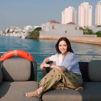 Wanita 48 tahun itu tampak begitu menikmati liburannya bersama sang suami. Liburan mewah, tak hanya menaiki mobil sport, Maia juga naik yacht bersama suaminya. Foto: Instagram/@maiaestiantyreal