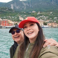 Selama di sana keduanya tampak mengunjungi beberapa tempat, seperti Malcesine, Lake Garda, Italia. Terlihat keduanya yang begitu bahagia bisa menghabiskan waktu bersama dan menikmati keindahan di danau Garda. Foto: Instagram/@maiaestiantyreal