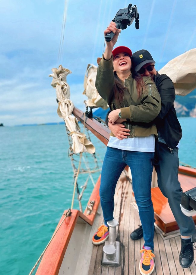 Bak pengantin baru, terlihat keduanya yang begitu mesra. Seperti dalam foto, Irwan tampak memeluk istrinya dari belakang. Foto: Instagram/@maiaestiantyreal