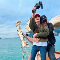 Bak pengantin baru, terlihat keduanya yang begitu mesra. Seperti dalam foto, Irwan tampak memeluk istrinya dari belakang. Foto: Instagram/@maiaestiantyreal