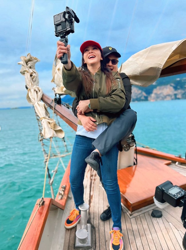 Bertingkah kocak, Irwan juga tampak menaikkan salah satu kakinya ke pinggang Maia, seolah meminta Maia untuk menggendongnya. Pasangan yang menikah pada 29 Oktober 2018 itu memang dikenal memiliki hubungan yang harmonis. Foto: Instagram/@maiaestiantyreal