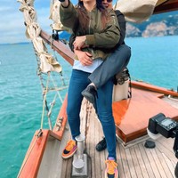 Bertingkah kocak, Irwan juga tampak menaikkan salah satu kakinya ke pinggang Maia, seolah meminta Maia untuk menggendongnya. Pasangan yang menikah pada 29 Oktober 2018 itu memang dikenal memiliki hubungan yang harmonis. Foto: Instagram/@maiaestiantyreal