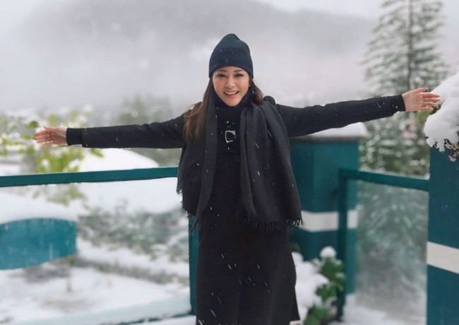 Maia juga berkunjung ke Austria dan menikmati musim salju di sana. Mengenakan pakaian serba hitam, pesona ibunda Al, El, dan Dul itu tampak begitu terpancar. Foto: Instagram/@maiaestiantyreal