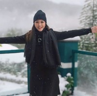 Maia juga berkunjung ke Austria dan menikmati musim salju di sana. Mengenakan pakaian serba hitam, pesona ibunda Al, El, dan Dul itu tampak begitu terpancar. Foto: Instagram/@maiaestiantyreal