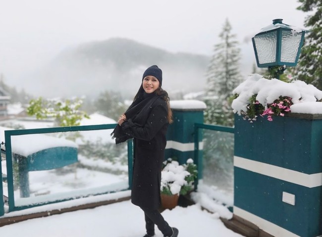 Meski dalam keterangan unggahannya Maia mengaku tak membawa baju yang pas karena tak tahu akan turun salju, namun dirinya tetap terlihat bahagia dan menikmati liburannya tersebut. Foto: Instagram/@maiaestiantyreal