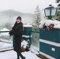 Meski dalam keterangan unggahannya Maia mengaku tak membawa baju yang pas karena tak tahu akan turun salju, namun dirinya tetap terlihat bahagia dan menikmati liburannya tersebut. Foto: Instagram/@maiaestiantyreal