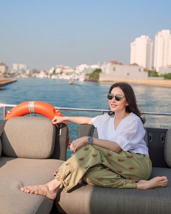 Seperti biasa ibu 3 orang anak itu selalu tampil cantik mempesona. Dalam foto terlihat Maia memilih tampil simpel dengan memadukan blouse putih dan bawahan celana panjang hijau. Foto: Instagram/@maiaestiantyreal