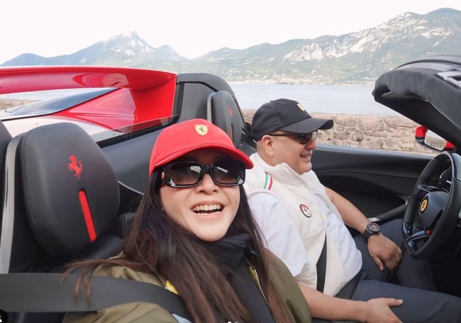 Maia Estianty dan suaminya, Irwan Mussry, tengah menikmati liburan berdua ke Eropa. Keduanya terlihat kompak memamerkan kebersamaan mereka ke Instagram. Foto: Instagram/@maiaestiantyreal