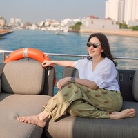 Seperti biasa ibu 3 orang anak itu selalu tampil cantik mempesona. Dalam foto terlihat Maia memilih tampil simpel dengan memadukan blouse putih dan bawahan celana panjang hijau. Foto: Instagram/@maiaestiantyreal