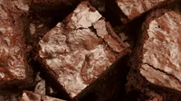 Popularitasnya begitu mendunia, brownie termasuk makanan penutup yang paling populer. Kini brownie juga telah banyak dikreasikan dengan berbagai topping seperti kucuran cokelat dan lainnya. Foto: CNN Travel