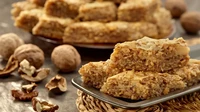Hidangan penutup khas Turki yang terbuat dari kacang dengan rasa legit ini begitu populer di mana-mana. Baklava bahkan identik sebagai oleh-oleh khas Turki. Foto: CNN Travel