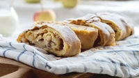 Apfelstrudel khas Austria juga populer di banyak negara seperti Belanda. Di Indonesia hidangan ini juga banyak dijual atau dapat dibuat sendiri dengan sebutan apel strudel. Foto: CNN Travel