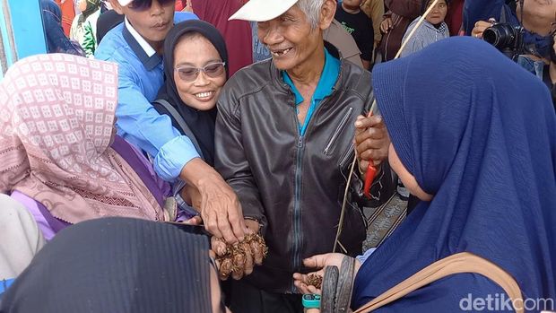 Masyarakat saat menghadiri Grebeg Mulud (Sekaten), di halaman Masjid Agung Solo, Senin (16/9/2024).