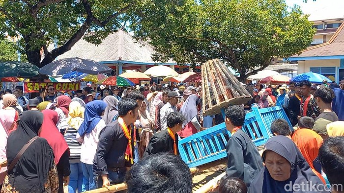 Masyarakat saat menghadiri Grebeg Mulud (Sekaten), di halaman Masjid Agung Solo, Senin (16/9/2024).
